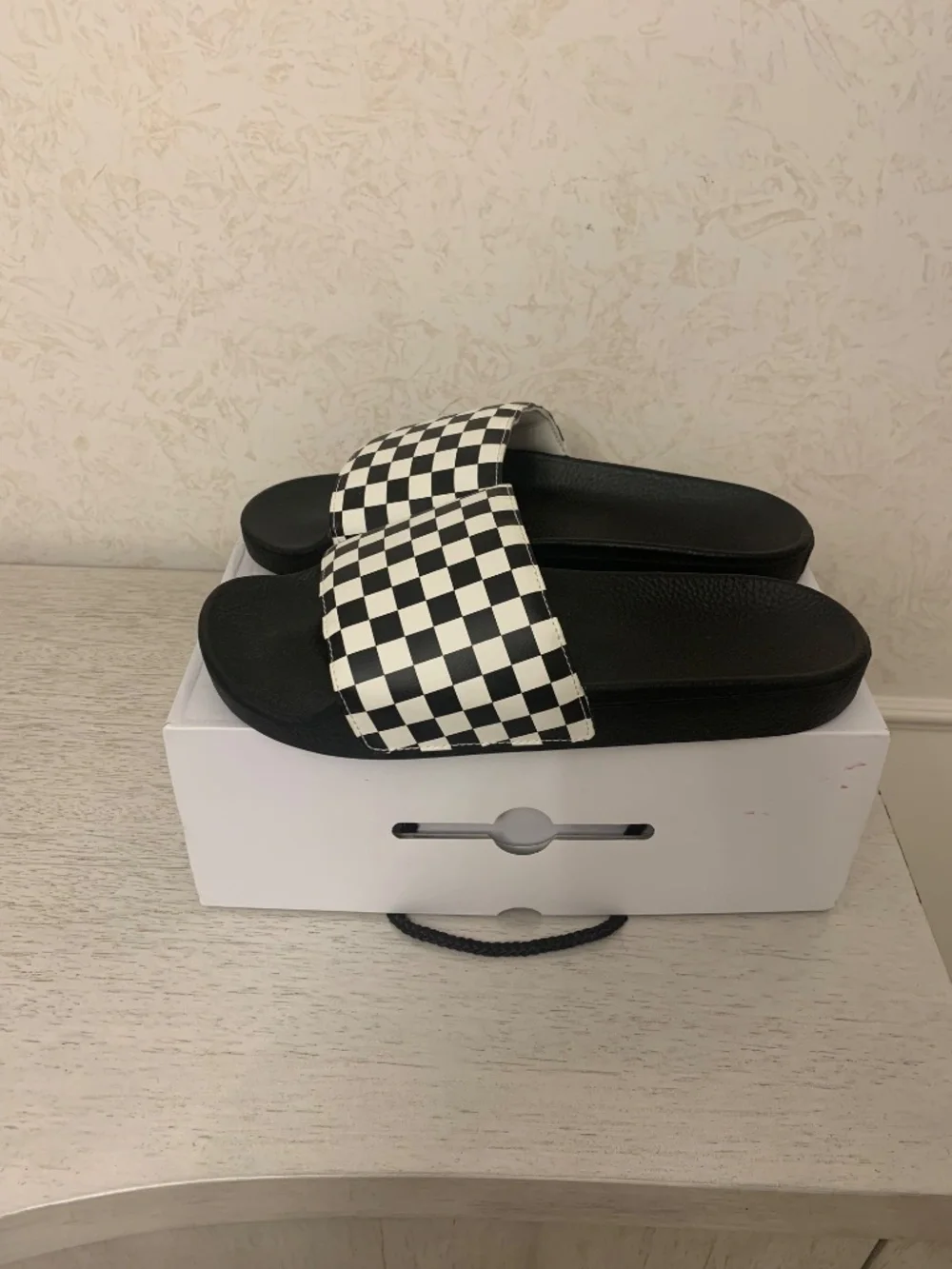 NWOT Men’s black and white checker-board Vans sandalias, size 11